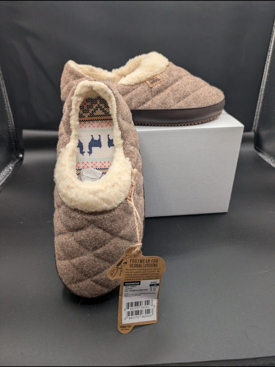 Freewaters Shoes - Freewaters Plush Quilted Women's Slip-On Slippers in Taupe